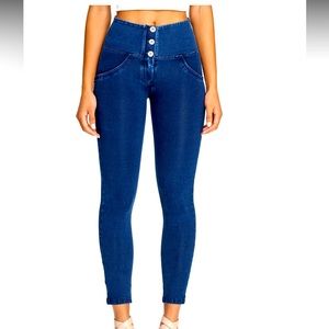 NWT Freddy skinny jeans size Medium or 6. Really wanted these to fit me.